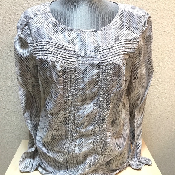 Silk Pull Over Blouse. Beautiful Pintucked Details. Elegant. The Gap. Small - Picture 3 of 10